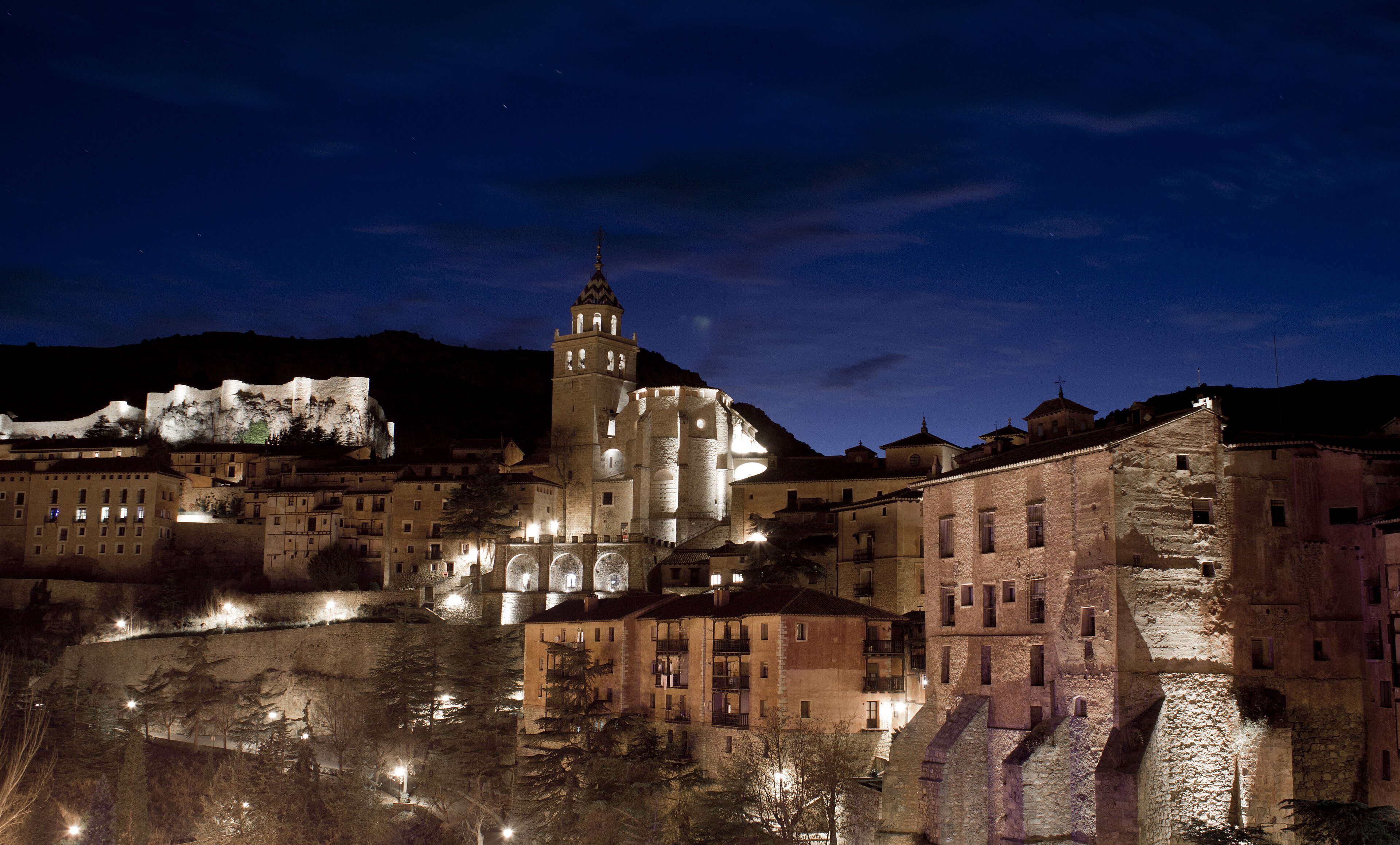 Albarracín iluminado al caer la noche