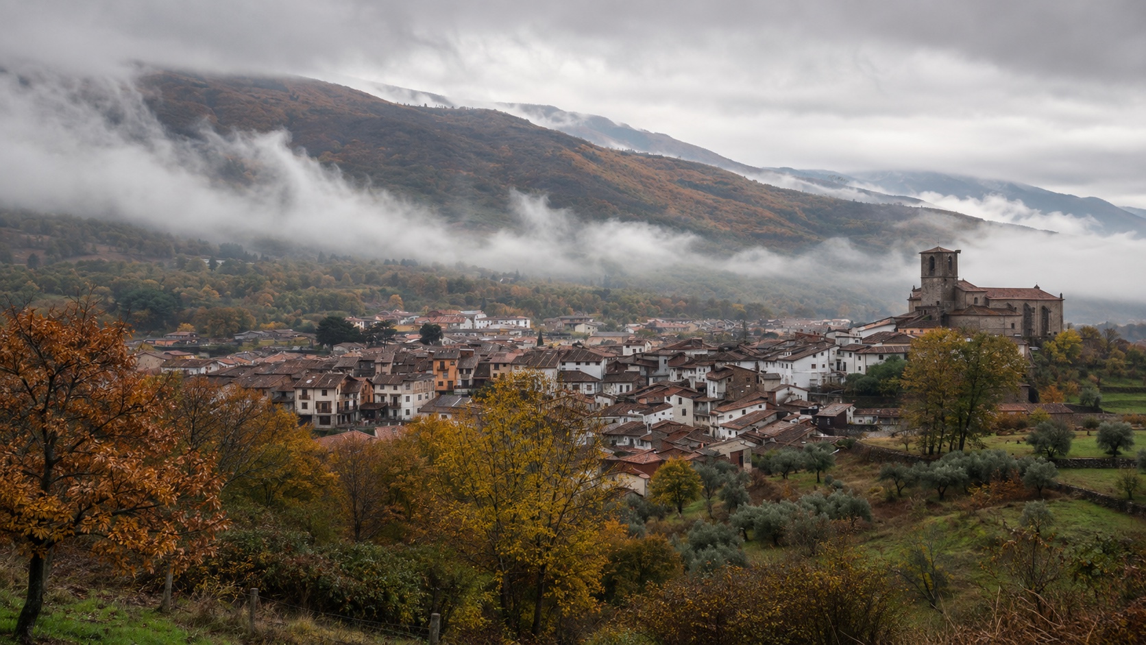Hervás y el Valle del Ambroz bajo la niebla en otoño