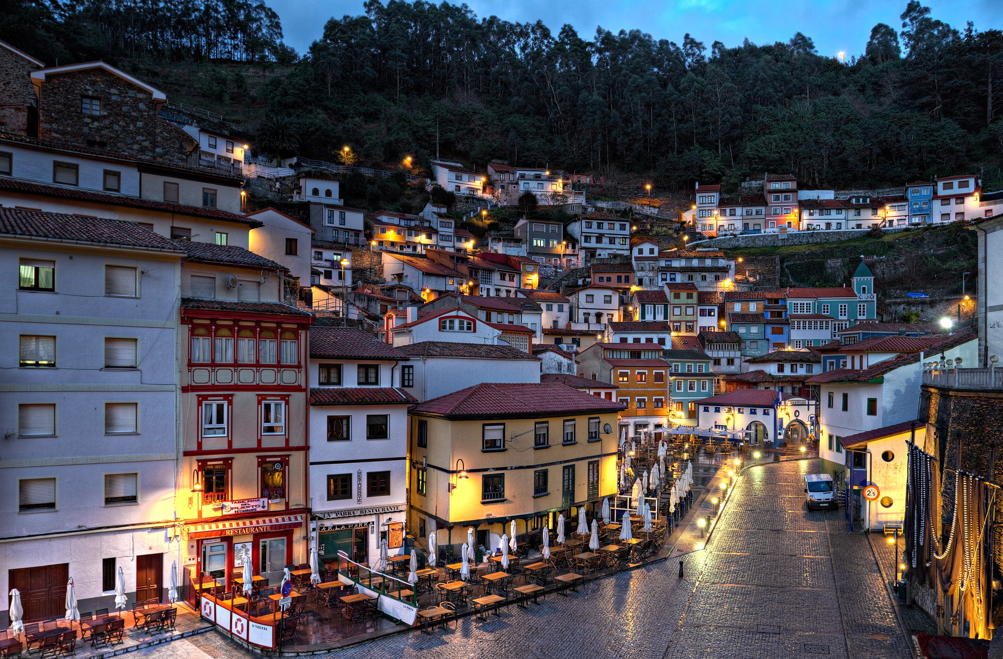 Cudillero al anochecer, con sus casas encendidas alrededor del puerto
