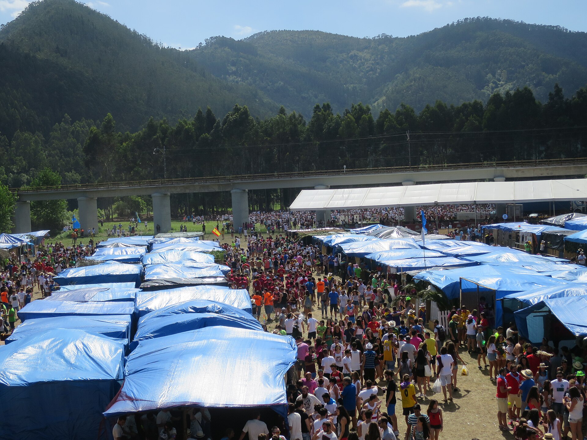 Fiesta del Xiringüelo en Pravia, con sus casetas y visitantes entre las montañas