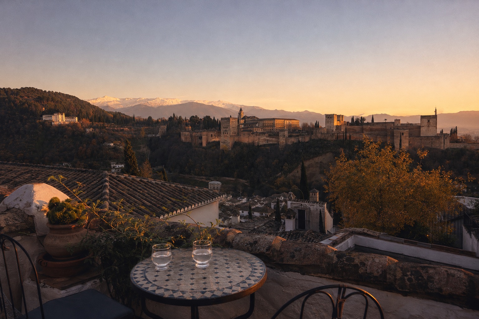 La Alhambra y Sierra Nevada vistas al atardecer desde una terraza del Albaicín