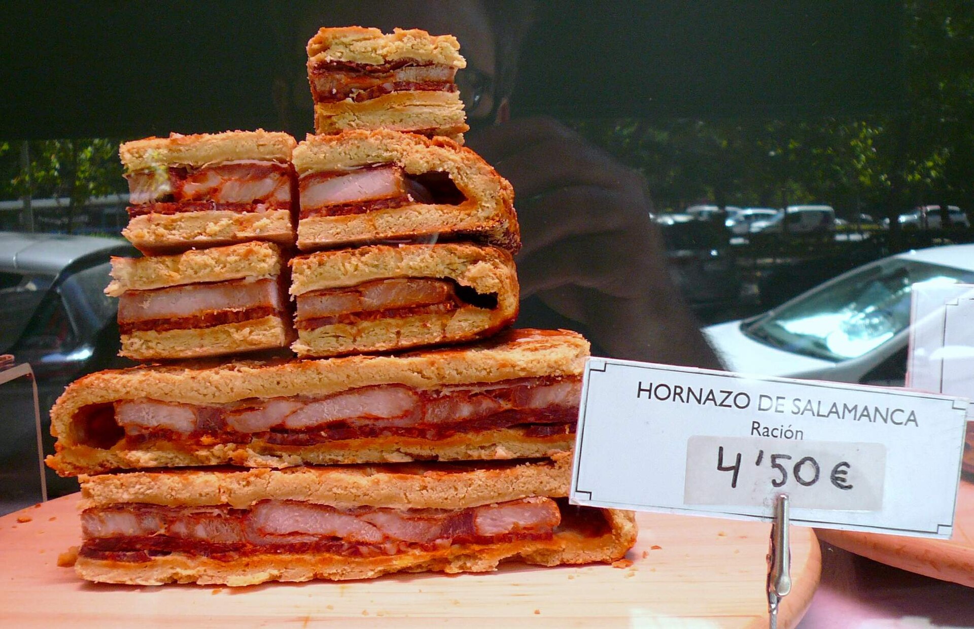 Hornazo de Salamanca cortado y expuesto en un comercio local