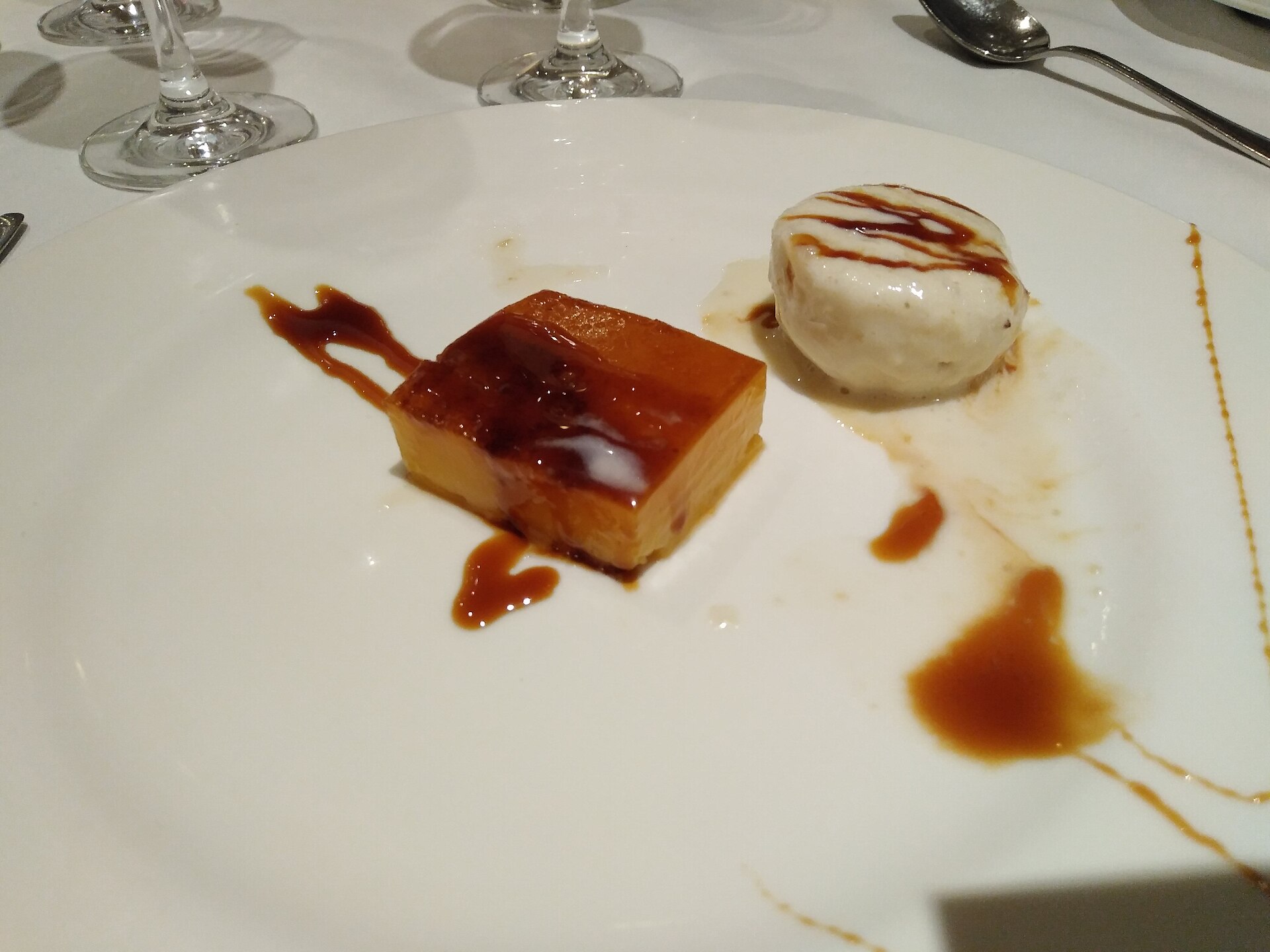 Tocino de cielo acompañado de helado de vino fino