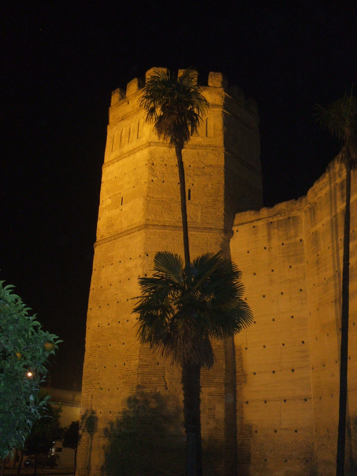 Torre del Alcázar de Jerez iluminada por la noche