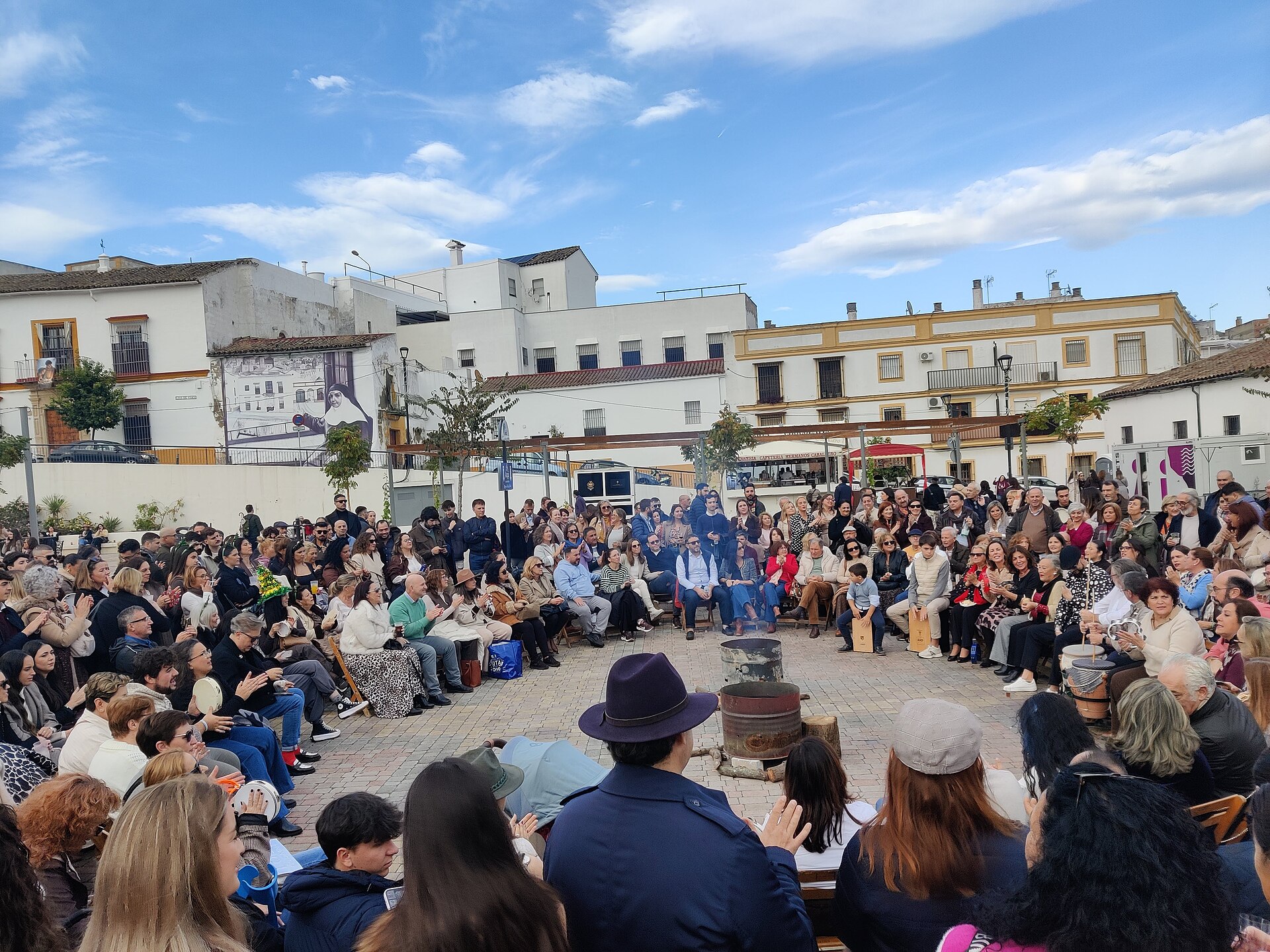 Zambomba popular celebrada en una plaza de Jerez