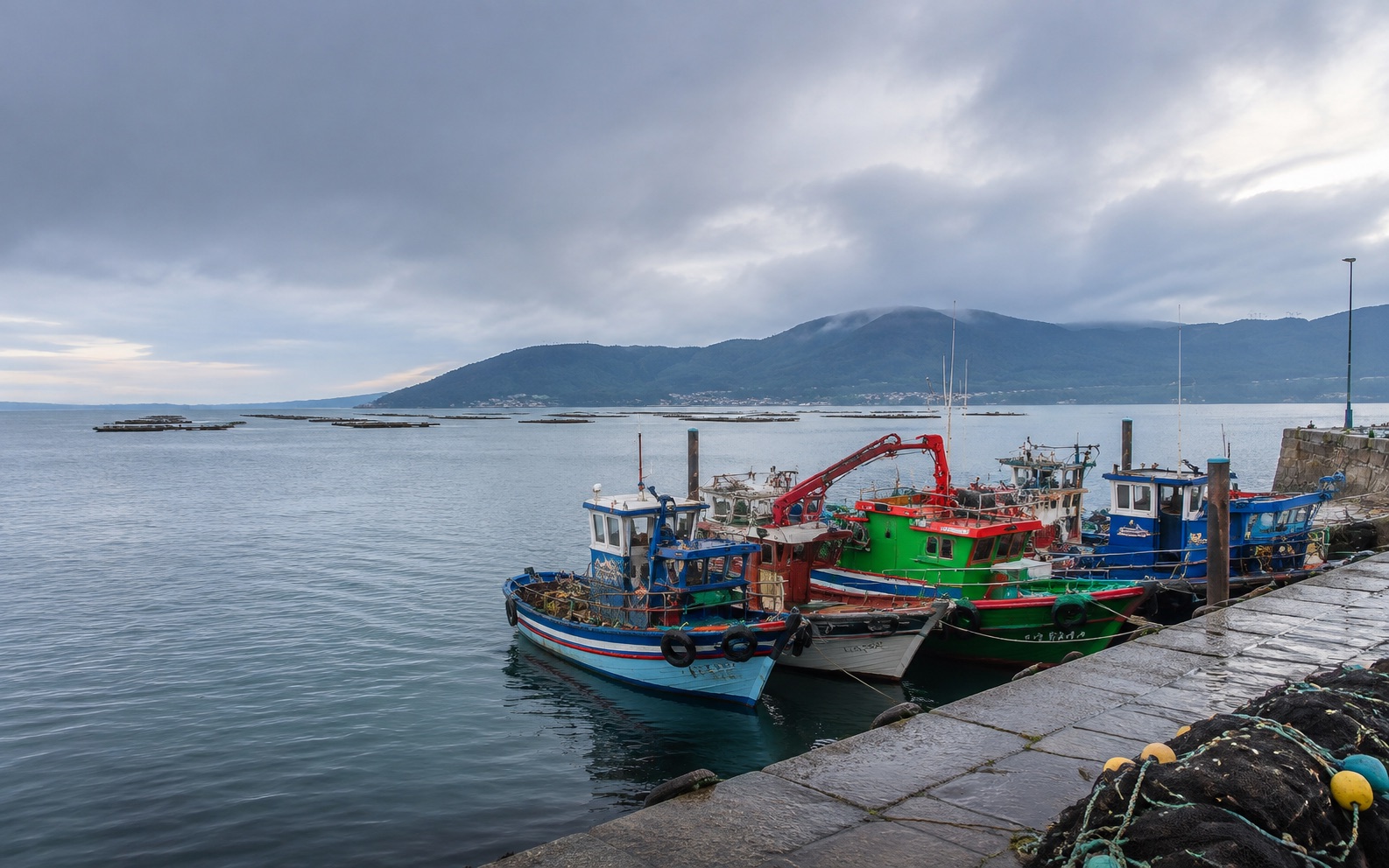 Puerto pesquero de O Grove y bateas de la ría de Arousa