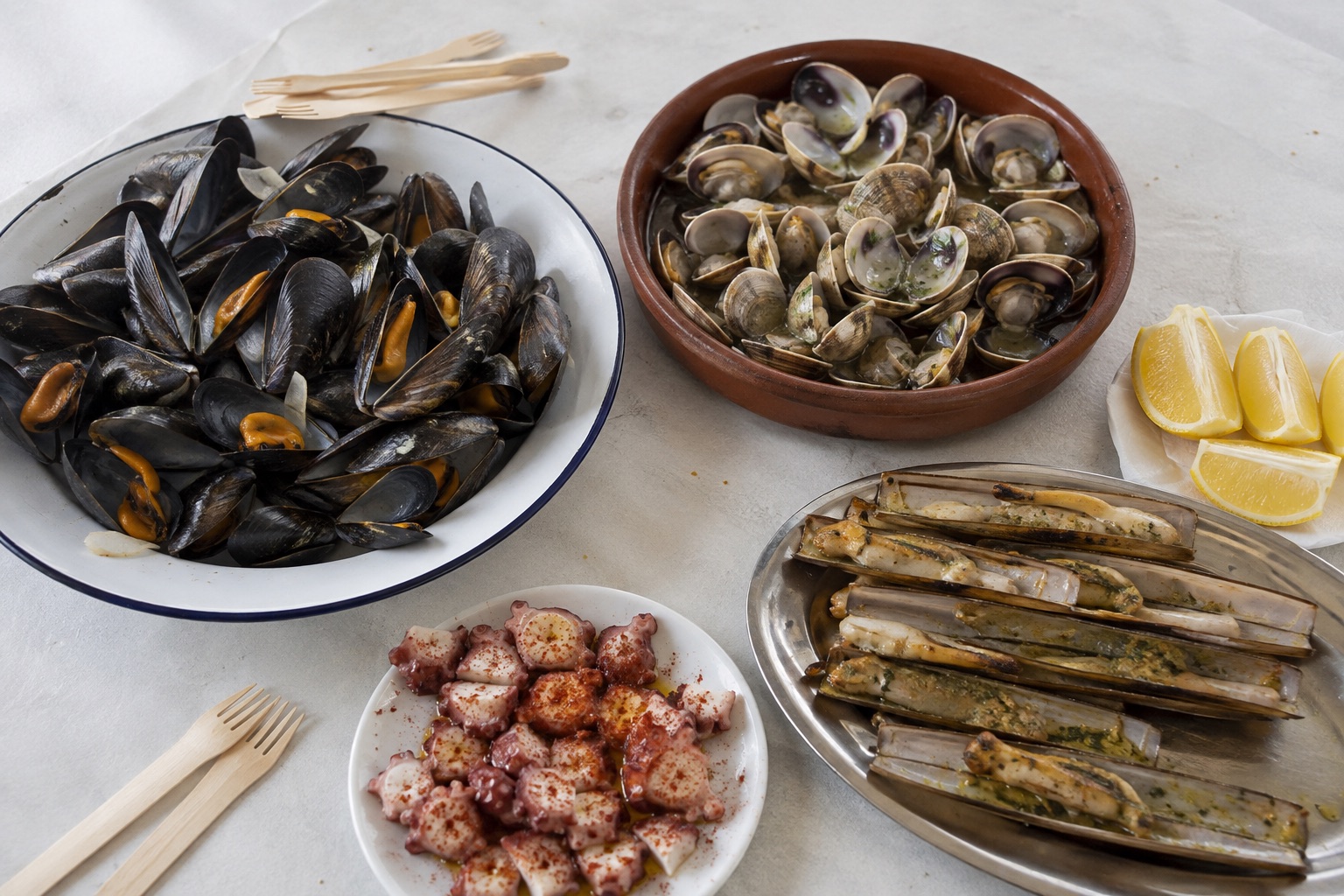 Mejillones, almejas, longueirones y pulpo en una mesa popular