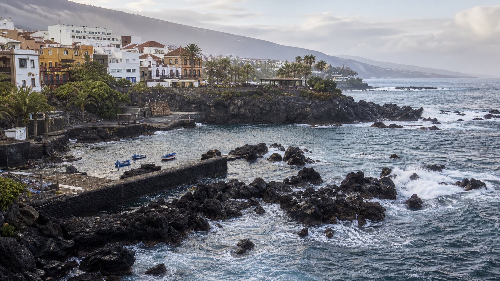 Costa volcánica y pequeño puerto histórico de Puerto de la Cruz