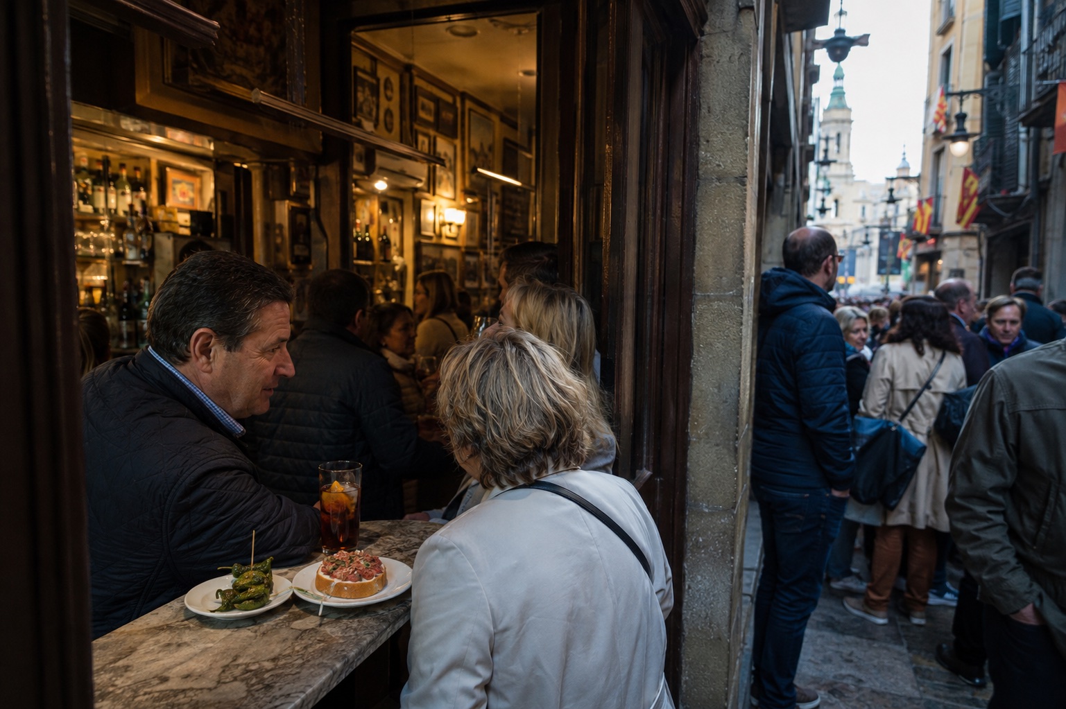 Tapeo en el centro histórico de Zaragoza durante las Fiestas del Pilar